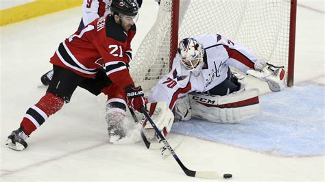 Braden Holtby wins 45th of season; Capitals edge Devils