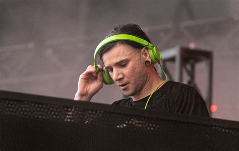 Skrillex cancels festival appearances to finish new albums