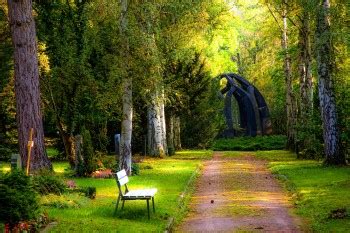 Etiquette for Visiting a Cemetery