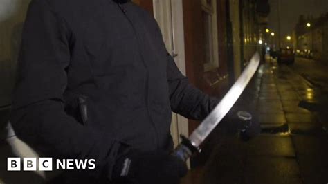 'Thousands' of knife crime victims aged 18 or younger - BBC News