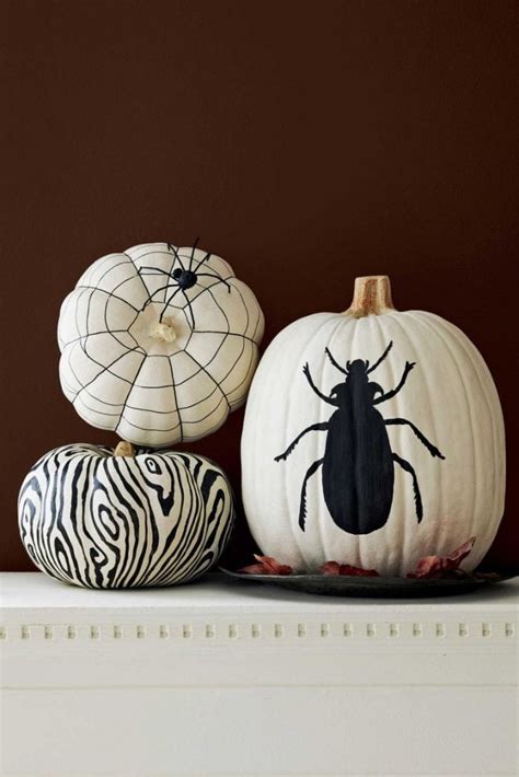 10+ Fun & Spooky Black & White Halloween Decor Ideas!