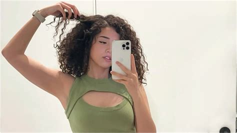 Pokimane curly hair: Is it Fake or Natural? Fans go gaga over streamer's new fashion