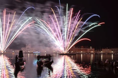 Boat dinner Venice New Year's Eve 2025