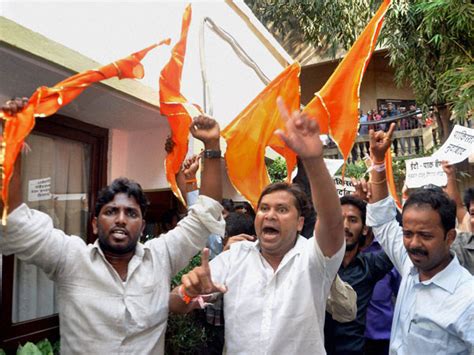 Maharashtra: Shiv Sena members thrashed in Thane - Oneindia News