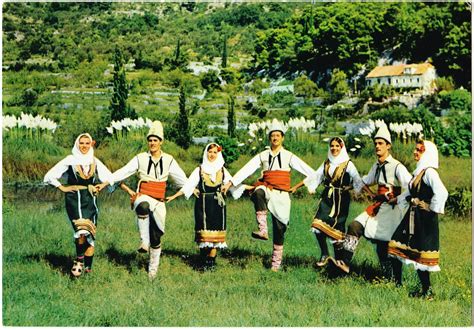 Papergreat: Enjoying the lindo, a traditional Croatian folk dance