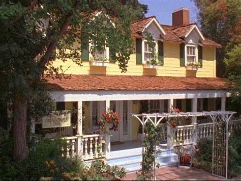 dragonfly-inn-gilmore-girls-exterior Rory Gilmore, Gilmore Girls Quiz, Gilmore Girls House ...