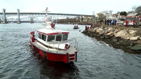 Car in the Thames River - YouTube