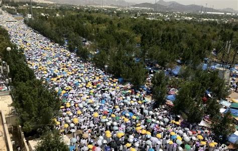 Muslim pilgrims in Muzdalifah prepare for final stages of hajj