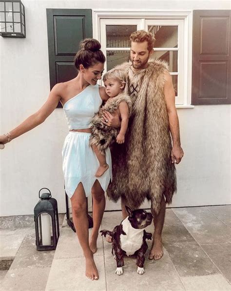 Caveman couples holloween costume | Couple halloween costumes, Cute couple halloween costumes ...