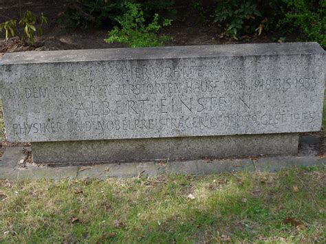 Grave of Albert Einstein (1879-1955) | Gardens of stone, Famous graves ...