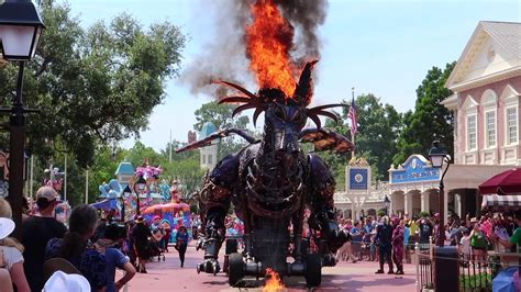 FRONT ROW Disneyworld Parade Fire - YouTube