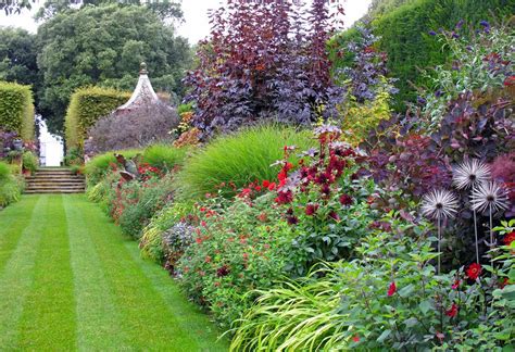 The red border at Hidcote | Cottage garden borders, Garden borders, Flower garden borders