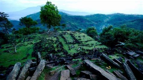 Gunung Padang 'berpotensi menjadi piramida tertua di dunia' - Bagaimana bentuk dan fungsinya ...