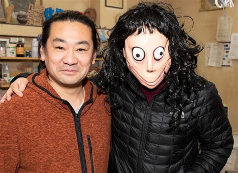 Artista que criou a 'boneca Momo' destrói escultura original