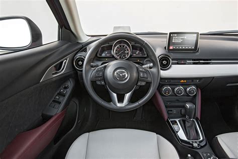 2016 Mazda CX 3 Grand Touring AWD cockpit - Motor Trend en Español