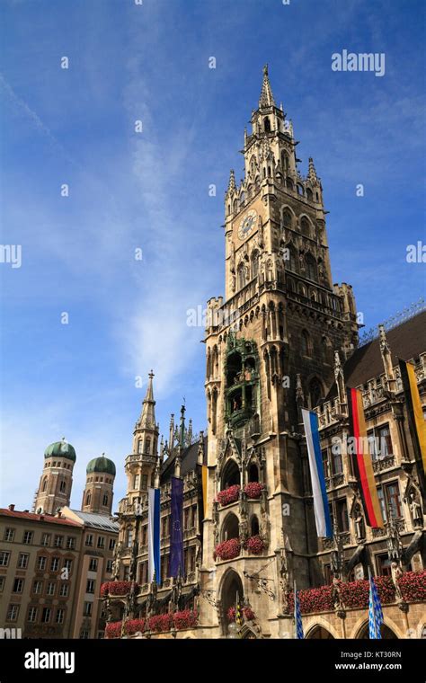 new town hall (rathaus) in marienplatz Stock Photo - Alamy