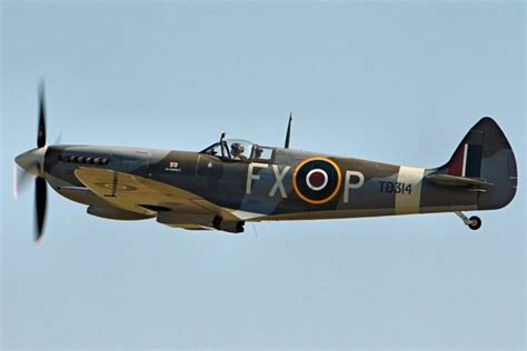 Hurricane vs Spitfire: Britain's Best WWII Fighter? | International Aviation HQ