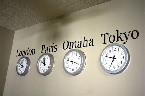 DIY World Clock Wall could put Germany and Florida. Could do this for where family lives around ...