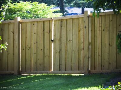 Wood Privacy Fence Pictures | Wooden Privacy Fencing Images