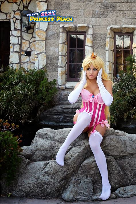 Video Game Cosplay: Princess Peach Cosplay