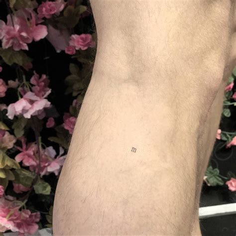 Tiny “m” letter tattoo on the calf. | Tatuaggi nascosti, Idee per ...