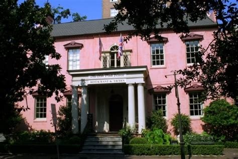 The Pink House in Savannah, Georgia - Kid-friendly Restaurants | Trekaroo