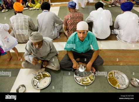 Sikh sikhs people pilgrims hi-res stock photography and images - Alamy