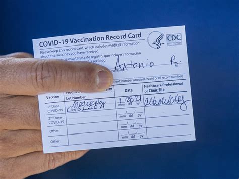 Pharmacist arrested for selling CDC COVID vaccine cards to unvaccinated, feds say - Ars Technica