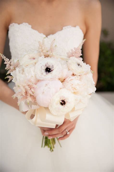 Pin by Kate Chan on Flower Bouquets | Cream bridal bouquet, Bridal bouquet, Bouquet photography