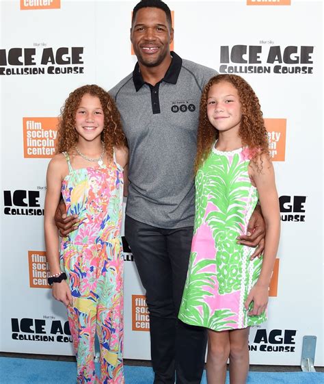 Michael Strahan hits the red carpet with his adorable twin daughters ...