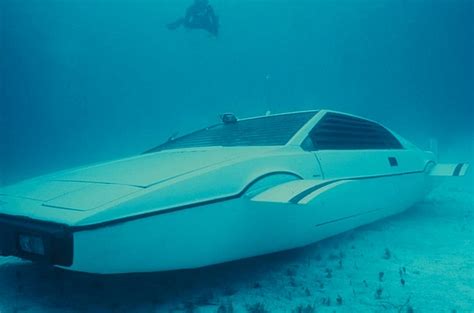 James Bond's Lotus Esprit submarine car sells for £550,000 • The Register