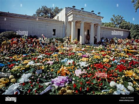 Elvis presley funeral hi-res stock photography and images - Alamy