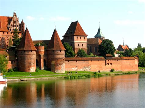 europe - Are there any analogs of the Malbork castle in Poland or ...