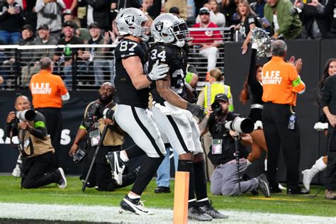 Raiders score franchise record 63 points, blowout Chargers - Yahoo Sports