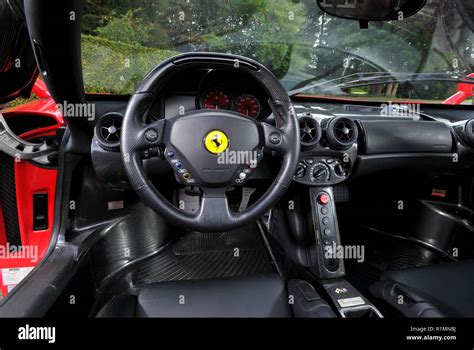 2004 Ferrari Enzo Italian supercar Stock Photo - Alamy