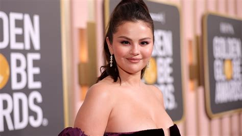 Selena Gomez’s High Ponytail Is a Red Carpet Win at the Golden Globes ...