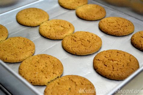 DELECTABLE CUISINE: Traditional Gingernut Biscuit