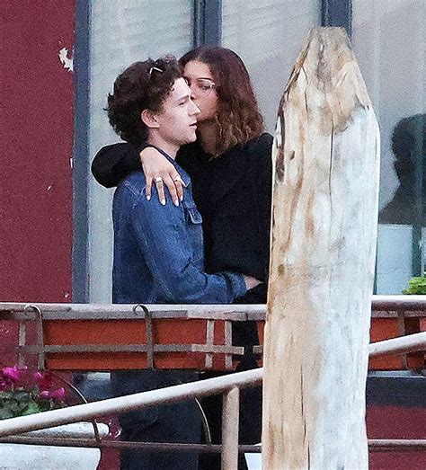 Zendaya Sweetly Kisses BF Tom Holland During Venice Trip: Photo – Hollywood Life