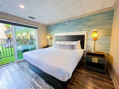 Riverwalk Hotel Rooms in San Antonio - Riverwalk Plaza Hotel