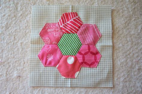 THE QUILT BARN: Hexagon Flower Quilt Tutorial