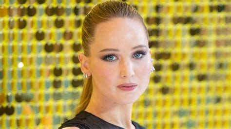 Jennifer Lawrence Doing Absolutely Nothing With Her Hair Is My Fall Inspiration — See Photo | Allure