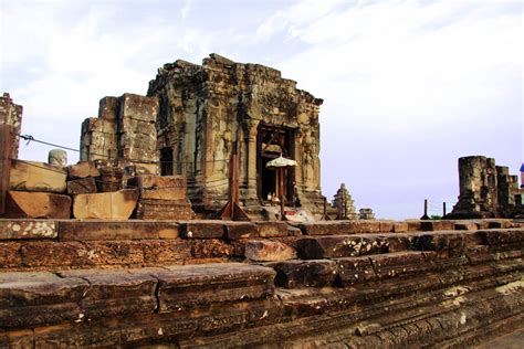 Phnom Bakheng - the hill in the southwest of Angkor - Visit Angkor Wat