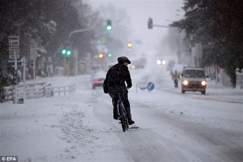 New Zealand's North Island sees first snow fall in 40 years | Daily Mail Online