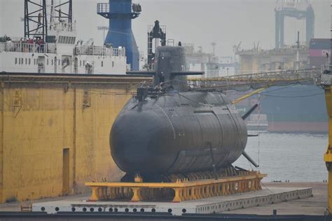 [Album] Taiwanese Navy Indigenous Defense Submarine Hai Kun (711) moving from its yard to the ...