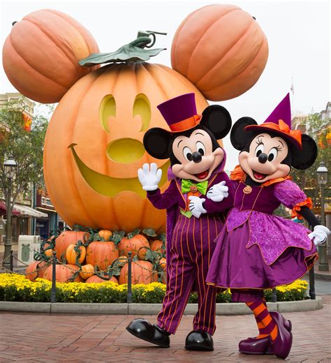 Halloween at Disneyland Guide - TravelMamas.com