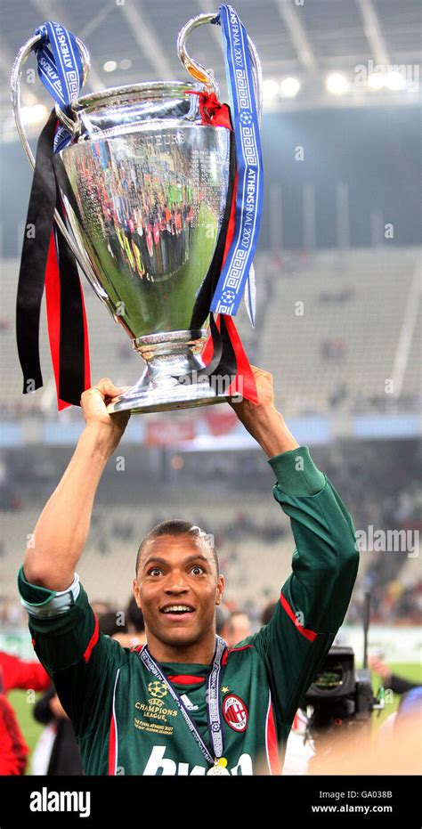 AC Milan goalkeeper Dida celebrates with the trophy the Champions ...