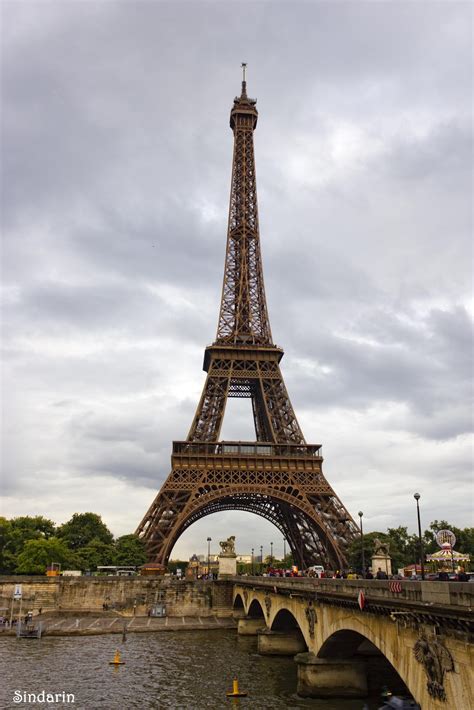 MIRANDO A CASSIOPEIA: LA TORRE EIFFEL, PARÍS