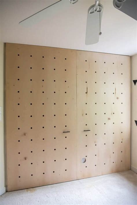 DIY PLYWOOD PEGBOARD WALL. SO COOL AND CHIC!