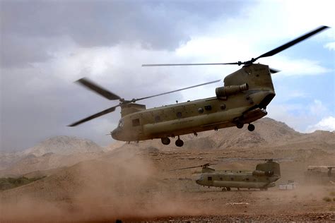 File:CH-47 Chinook Afghanistan 101st Airborne 2010.jpg - Wikimedia Commons