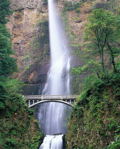 USA, Oregon, Columbia River Gorge, Bridge in front of Multnomah Falls ...